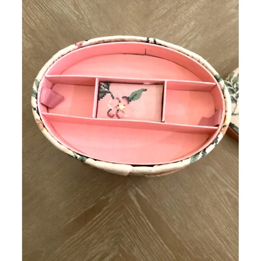 VINTAGE DREAM HOUSE CLOSET/SEWING ACCESSORIES JAYHAWK NY BOX IN QUILTED FLORAL